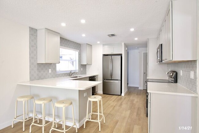 Building Photo - Stylish 3/2 Renovated Bungalow with a Deta...