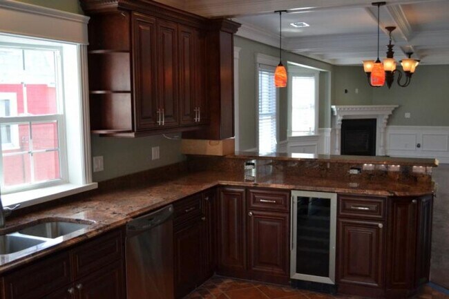 Building Photo - No Brokers Fee, No Security Deposit, In Unit Washer/Dryer, Pets friendly, Parking Included, Centr...