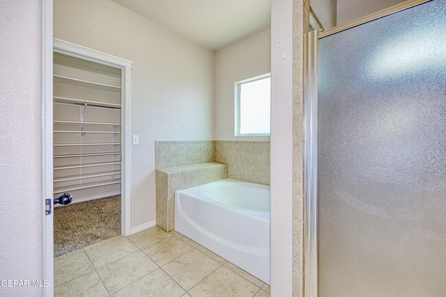 Building Photo - 5601 Valley Maple Dr