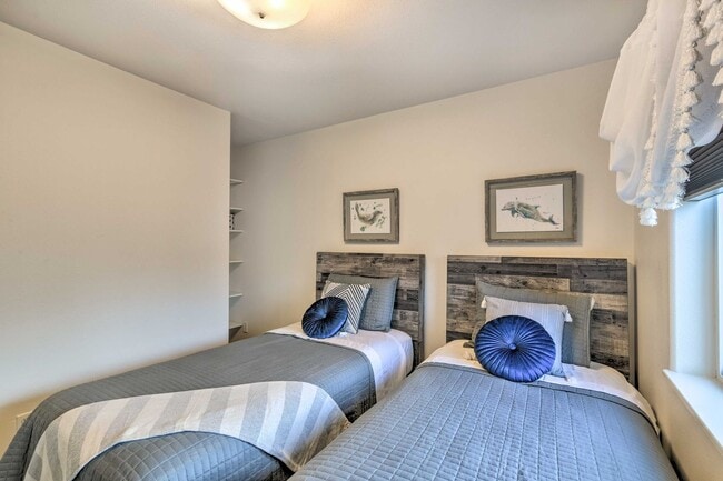 Building Photo - 2432 Glacier St