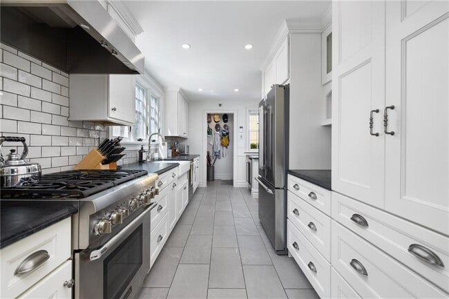 Building Photo - 9 Anthony St