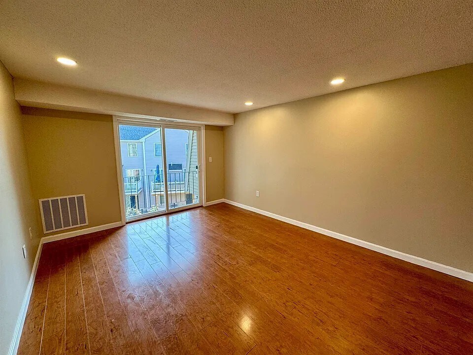 Building Photo - 2 Roedean Dr