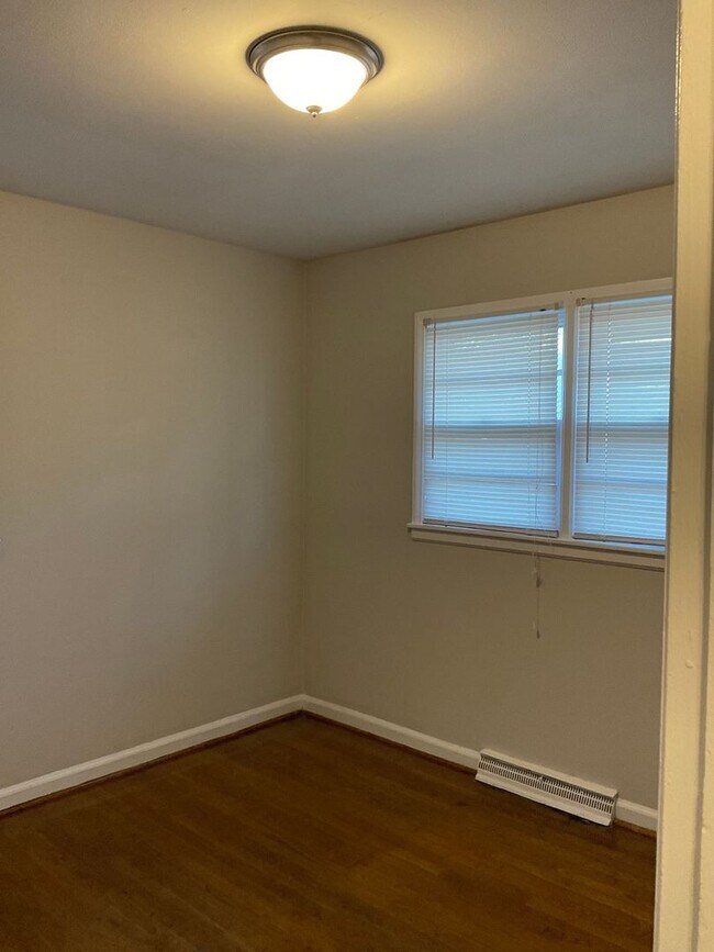 Building Photo - 4 Bedroom Brick Home in Gastonia - Hardwood Floors, Spacious Rooms!!!