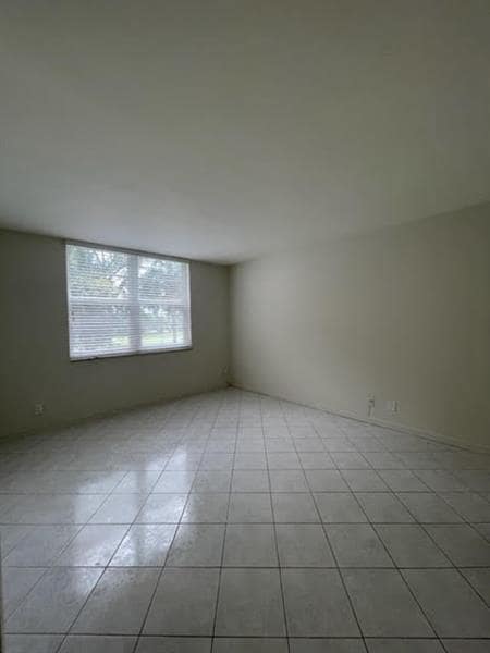 Building Photo - 250 Jacaranda Dr