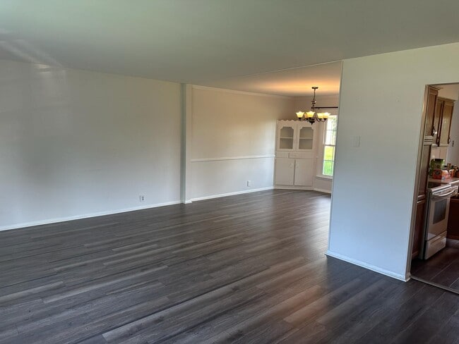 Building Photo - 4305 E Maple Manor Pkwy