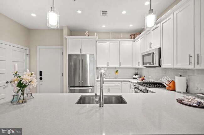Building Photo - 575 S Goddard Blvd