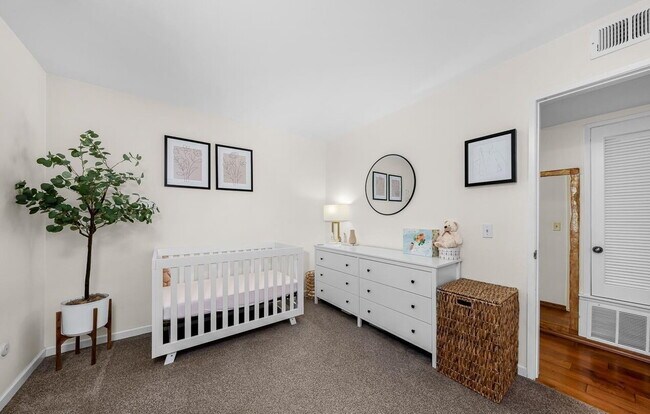 Building Photo - Updated 2 BR 1 BA Condo w/ Private Patio!