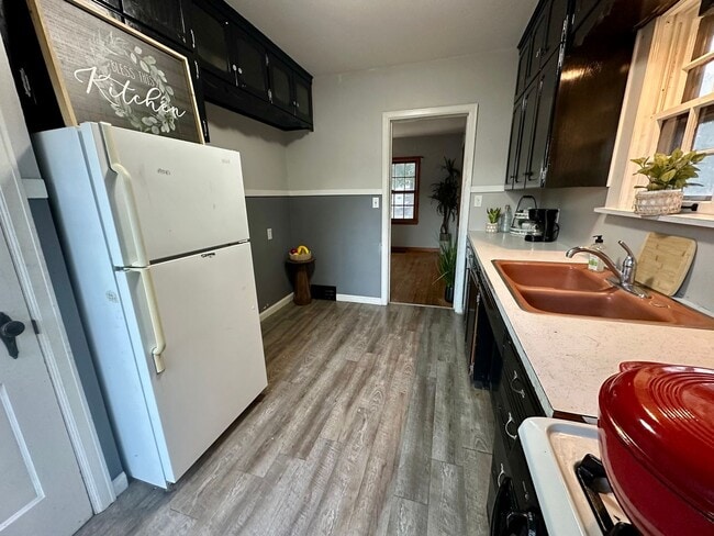 Building Photo - 4 Bed, 1.5 Bath Home for Rent in Waterloo ...