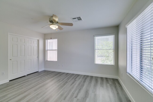Building Photo - NEWLY UPDATED 4 BEDROOM HOME IN THE SOUTHWEST