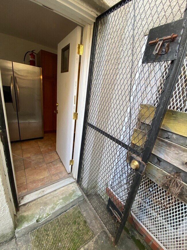 Building Photo - 1618 Barclay St