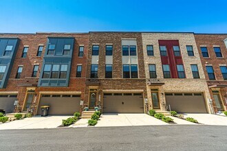 Building Photo - Modern 3 BR Townhome in Village of Towne Square Includes Trash, Cable/internet and Landscaping!