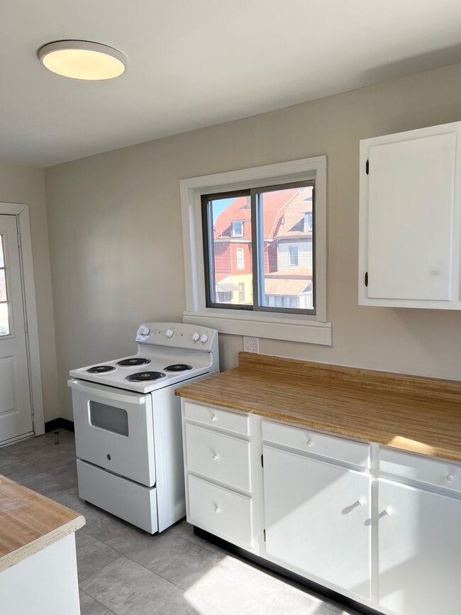 Building Photo - 3010 Zephyr Ave