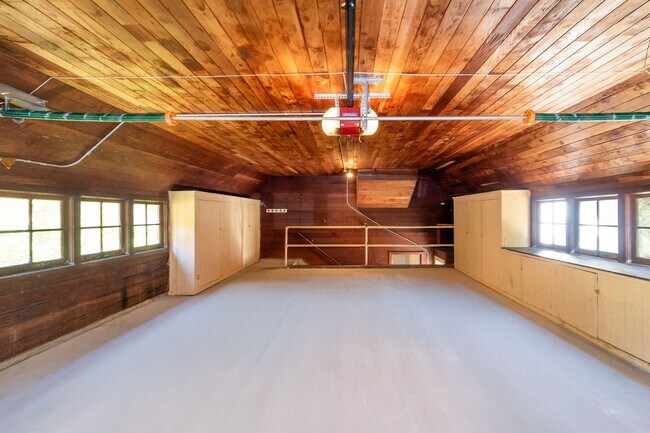 Building Photo - Luxurious Portland Heights home tucked away on a private street on nearly half an acre.