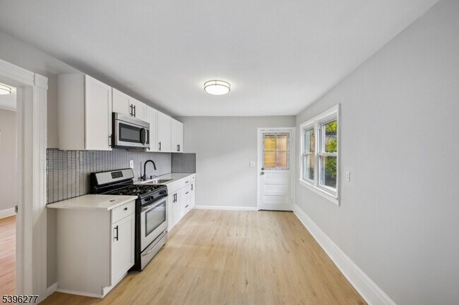 Building Photo - 176 Valley St