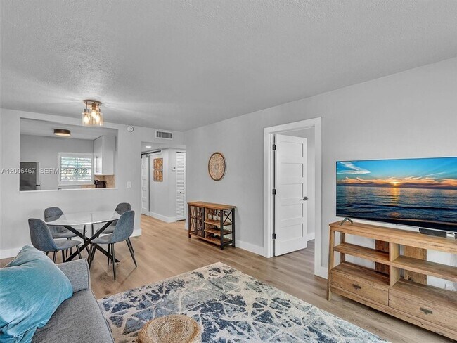 Building Photo - 9340 Lagoon Pl