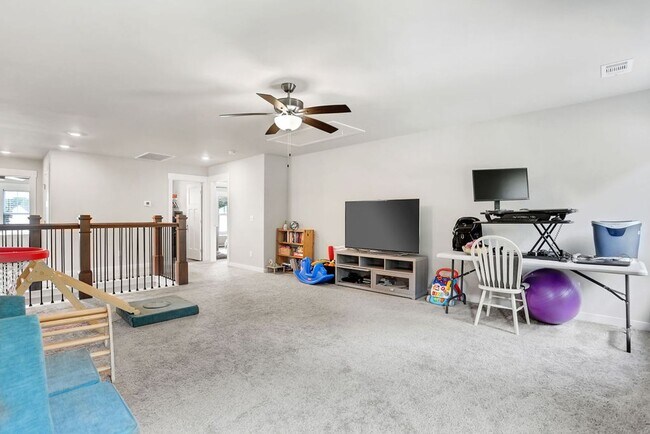 Building Photo - Spacious 4 bedroom 3 bath home with loft