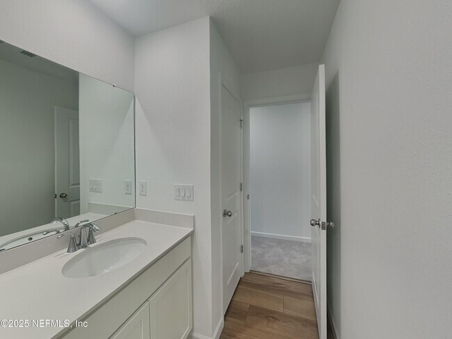 Building Photo - 622 Holly Lks Dr