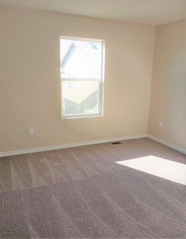 Building Photo - 3 Bed 2.5 Bath Home with AC!