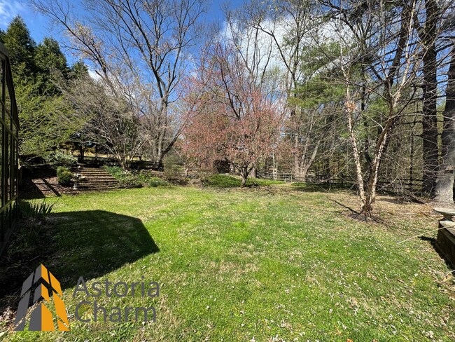 Building Photo - Spacious 5 Bedroom 3 Bath + Den Single Family Detached Home