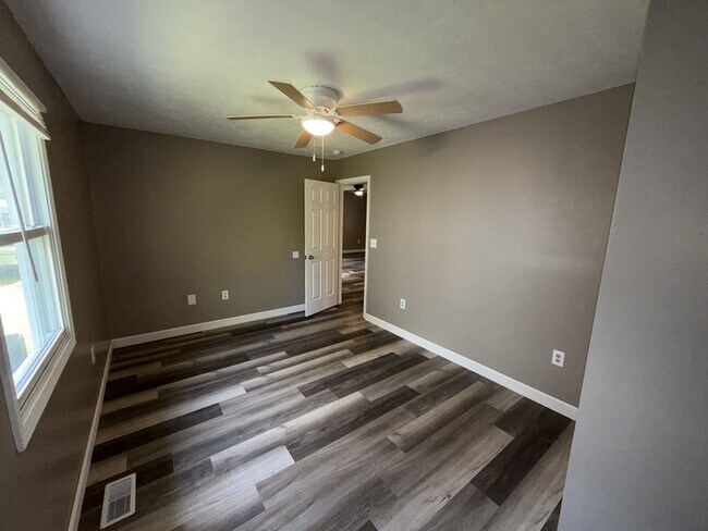 Building Photo - 18 Oakwood Ave