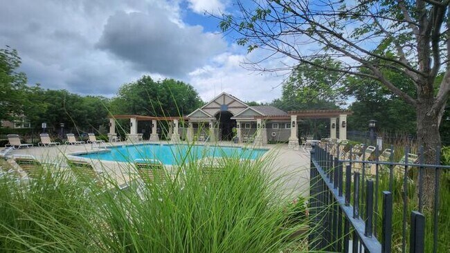 Building Photo - 4 bed 3 bath 2 car garage all maintenance provided townhome