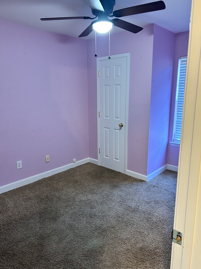 Building Photo - 426 Larkspur Ct