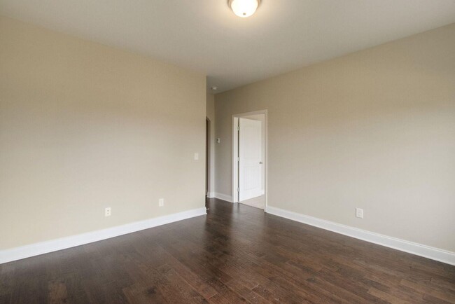 Building Photo - Spacious Living in Foxland Crossing