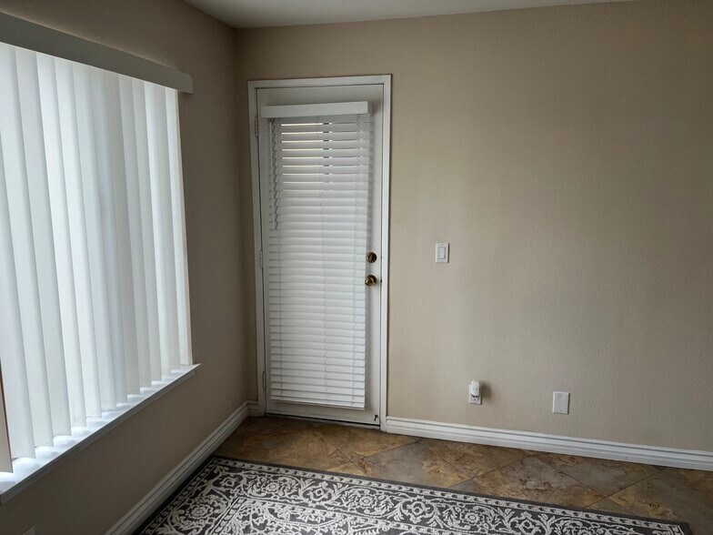 Building Photo - 8889 Caminito Plz