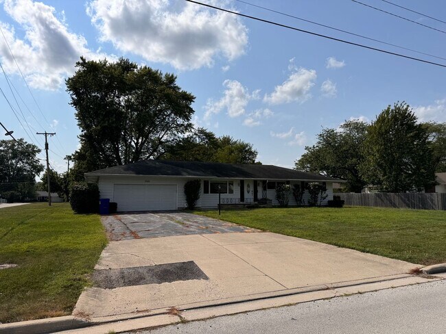 Primary Photo - Beautiful Country Club area home available...