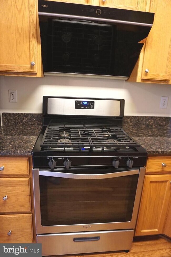 Building Photo - Beautiful Townhouse in Washingtonian Center