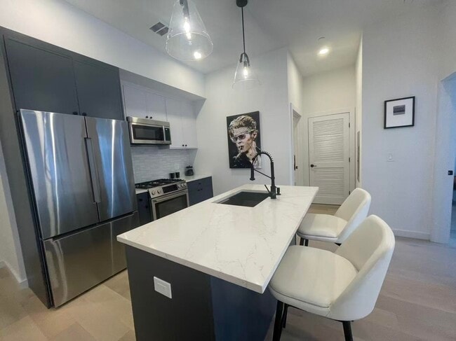 Building Photo - 425 3rd St