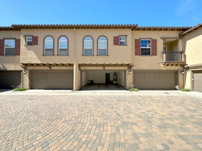 Building Photo - 2 BEDROOM 2.5 BATHROOM WITH LOFT HOME IN HIGHLY DESIRED BERKSHIRE TRACK