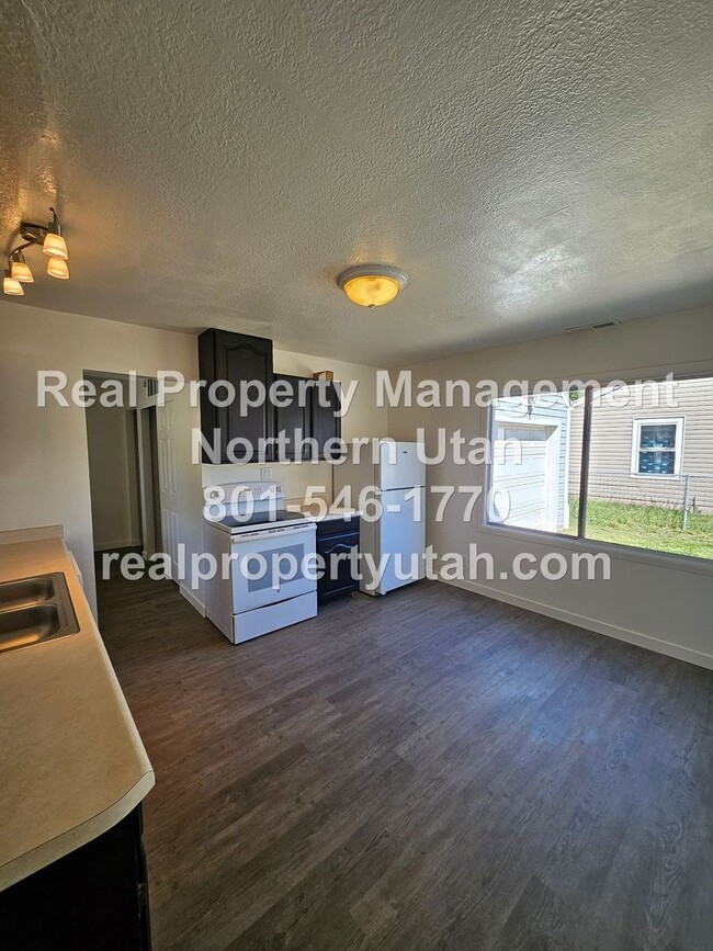 Building Photo - Charming 2-bedroom Home in Layton Now Avai...