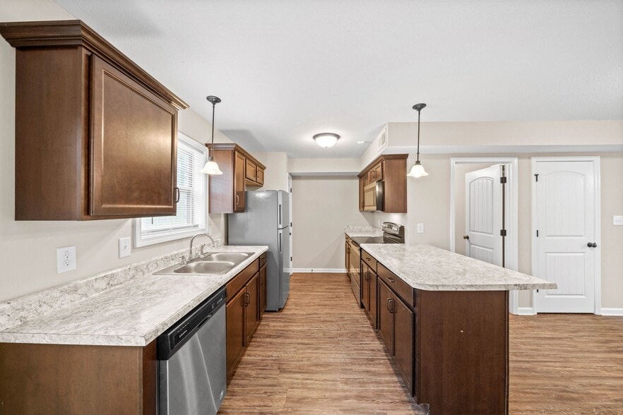 Building Photo - 1560 E Knollwood Cir