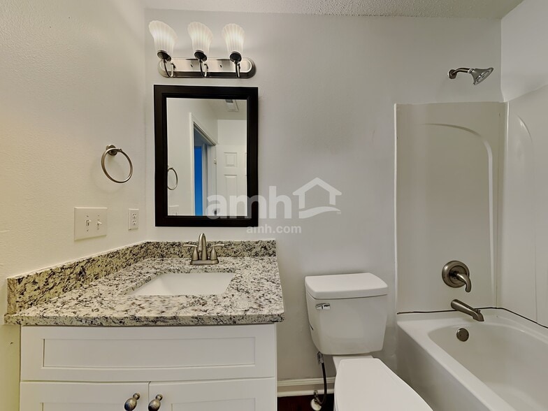 Building Photo - 5613 Topsail Ct