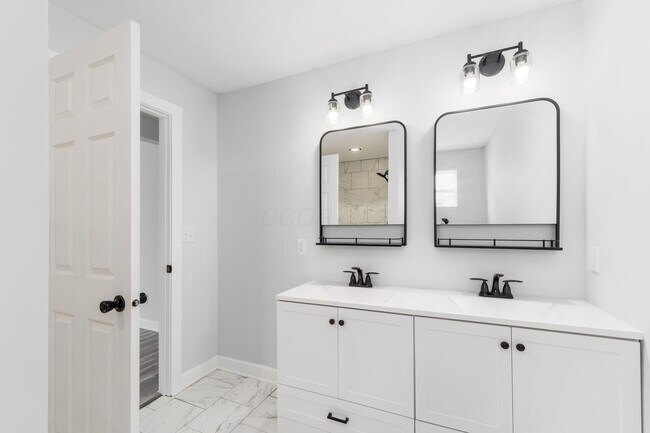 Building Photo - 905 Carpenter St