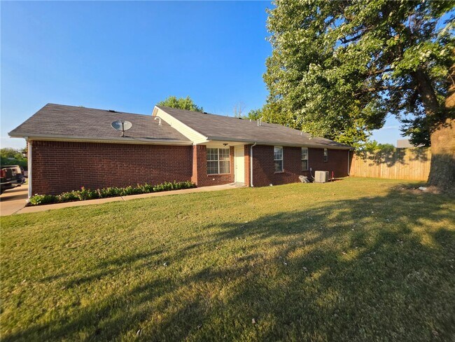 Building Photo - 809 Kinkade Pl