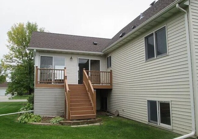 Building Photo - Large 5 bedroom home with updates in quiet neighborhood