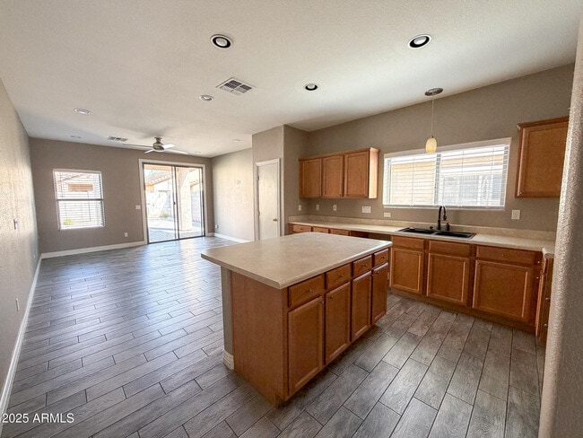 Building Photo - 982 E Doris St