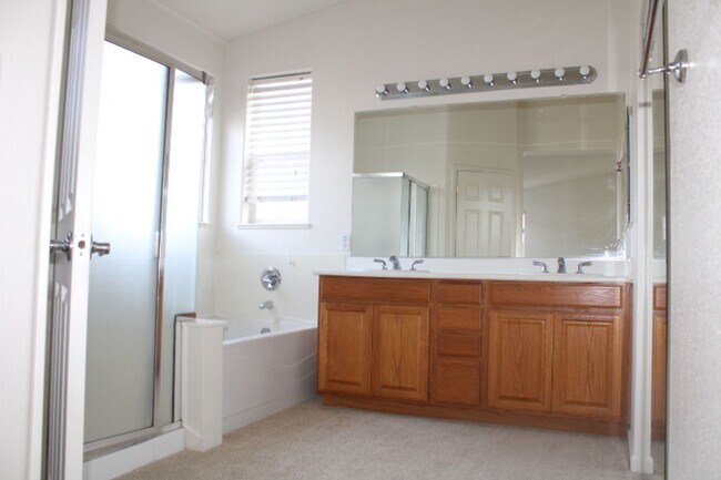 Building Photo - 524 Rosewood Ln