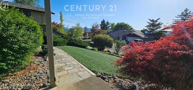 Building Photo - Single Family Home in NE Grants Pass with RV Parking