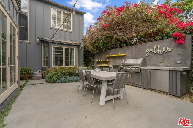 Building Photo - 942 Superba Ave