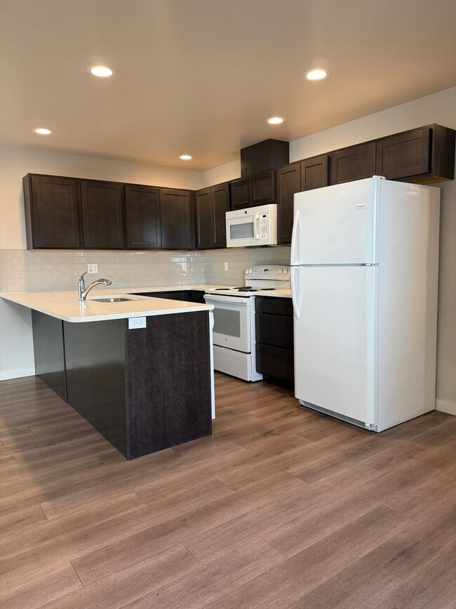 Building Photo - Charming 3 Bedroom Townhome