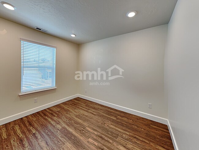 Building Photo - 3028 E S Village Dr