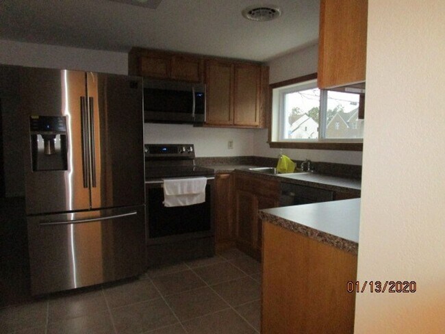 Building Photo - Deep Creek South