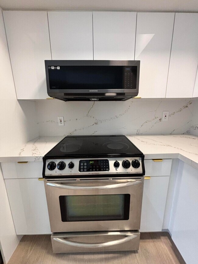 Building Photo - 924 SE 2nd St