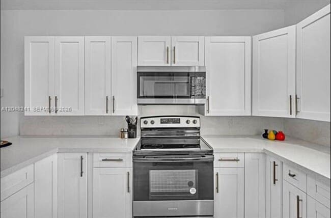 Building Photo - 860 NW 17th Ct