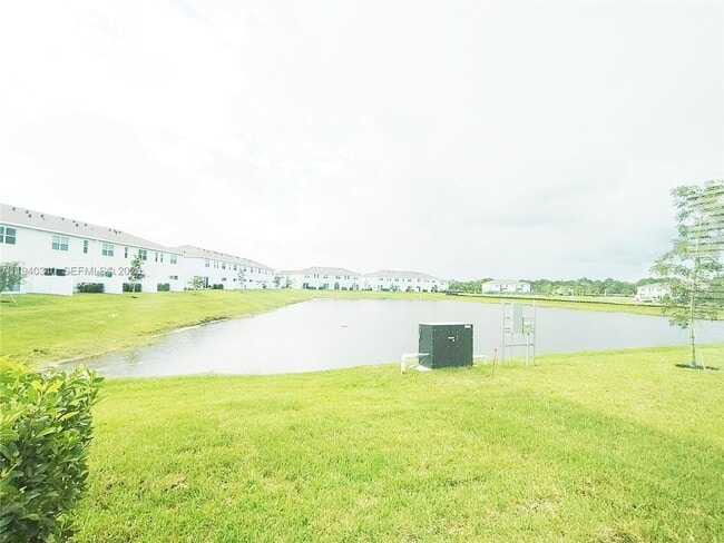 Building Photo - 400 SE Crossoak Ln