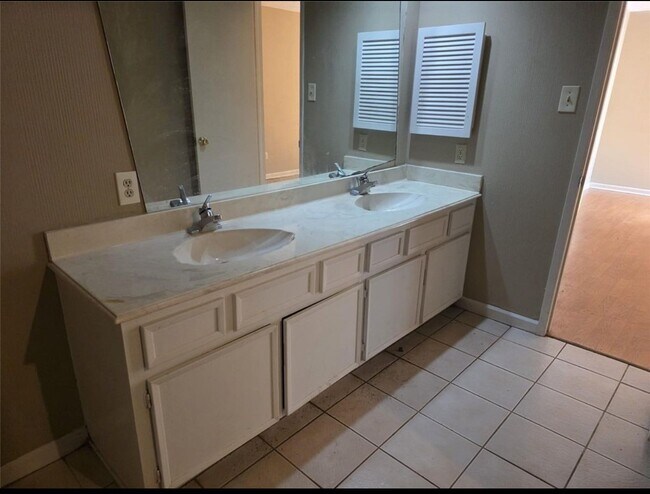 Building Photo - 14319 Whitecross Dr