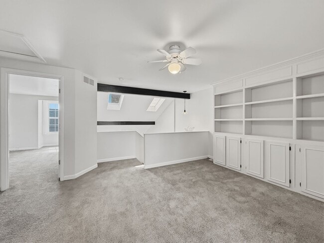 Building Photo - Move-In Ready Townhome!